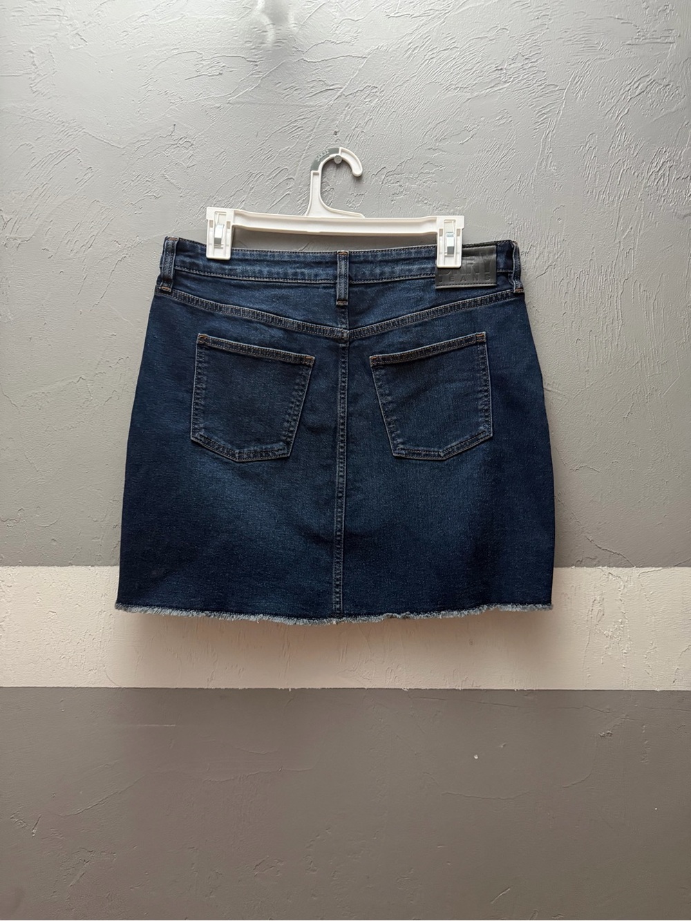 DKNY raw hem stretch denim mini skirt in l dark blue was size 8 - Picture 2 of 6